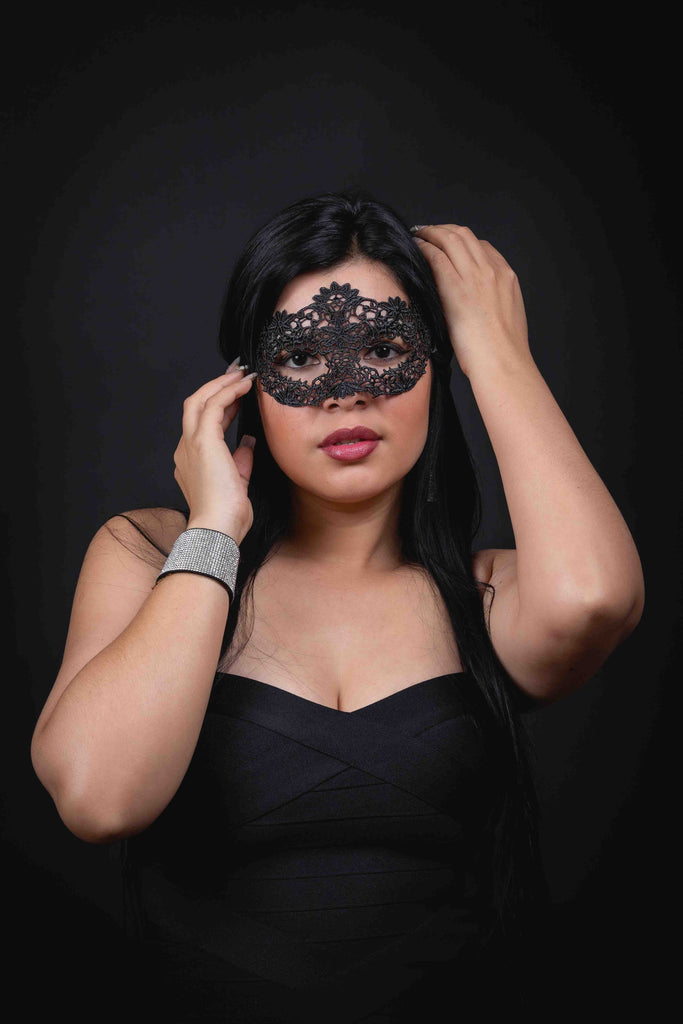 MYSTERIOUS BLACK MASK